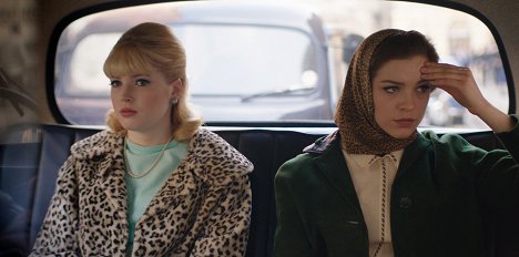 Ellie Bamber, Sophie Cookson - Christine Keeler tárgyalása - Episode 6 - Filmfotók