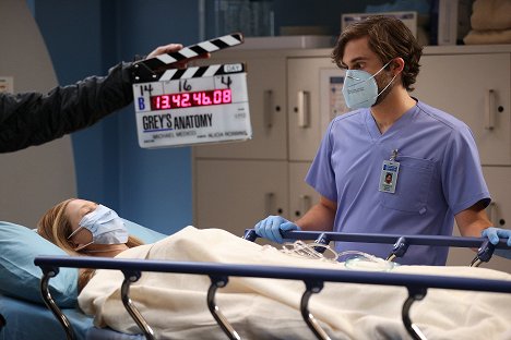 Ellen Pompeo, Jake Borelli - Grey's Anatomy - Sign O' the Times - Making of