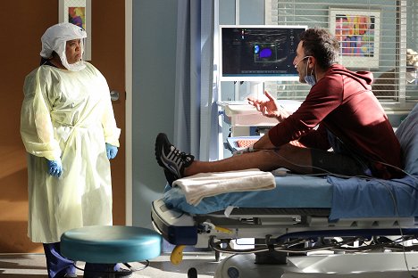 Chandra Wilson, Coby Ryan McLaughlin - Grey's Anatomy - Sign O' the Times - Van de set
