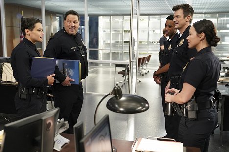 Katy O'Brian, Greg Grunberg, Titus Makin Jr., Nathan Fillion, Melissa O'Neil - The Rookie - Frisches Blut - Filmfotos