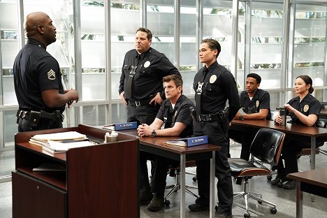 Greg Grunberg, Nathan Fillion, Katy O'Brian, Titus Makin Jr., Melissa O'Neil - The Rookie - Frisches Blut - Filmfotos