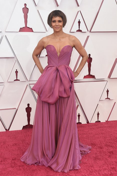 Red Carpet - Halle Berry - Oscar 2021 - Z akcií