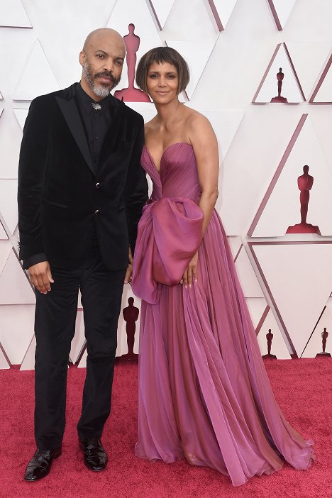 Red Carpet - Halle Berry - Oscar 2021 - Z akcí