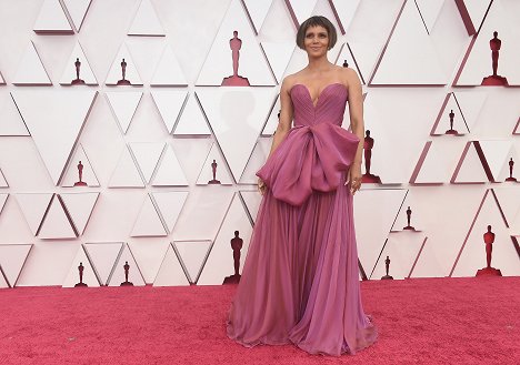 Red Carpet - Halle Berry - Oscar 2021 - Z akcií