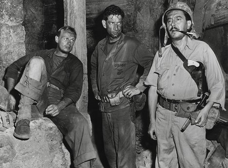 Richard Widmark, Richard Boone, Reginald Gardiner - Die Hölle von Okinawa - Filmfotos