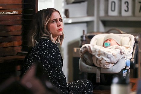 Mae Whitman - Good Girls - The Banker - Photos