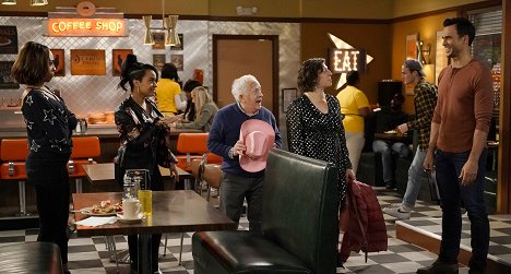 Azur-De, Kyla Pratt, Leslie Jordan, Mayim Bialik, Cheyenne Jackson - Call Me Kat - All Nighter - Photos