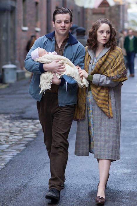 Gethin Anthony, Sophie Rundle - Call the Midwife - Episode 7 - Van film