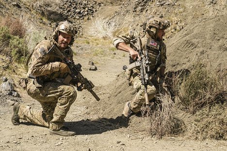 David Boreanaz, Max Thieriot - SEAL Team - Schlacht an der Pipeline - Filmfotos