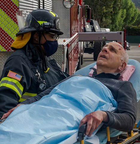 Aisha Hinds, George Wyner - 9-1-1 - Problèmes de voisinage - Film