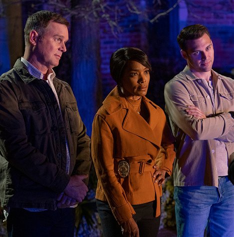 Peter Krause, Angela Bassett, Ryan Guzman - 9-1-1 - La Chasse au trésor - Film