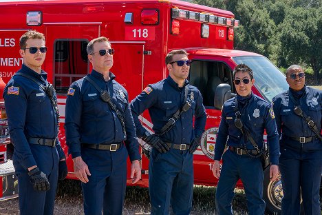 Oliver Stark, Peter Krause, Ryan Guzman, Kenneth Choi, Aisha Hinds - 911 L.A. - Kincsvadászat - Filmfotók
