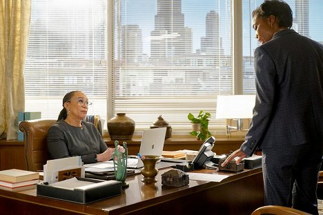 S. Epatha Merkerson, Heather Headley - Chicago Med - Letting Go Only to Come Together - Filmfotók