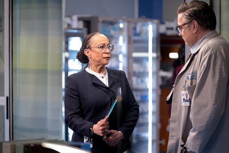 S. Epatha Merkerson, Oliver Platt - Chicago Med - Some Things Are Worth the Risk - Photos