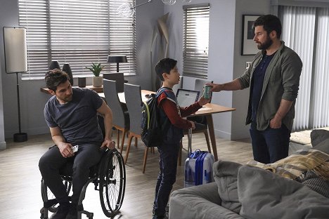 David Giuntoli, Tristan Byon, James Roday Rodriguez - A Million Little Things - No One Is to Blame - Filmfotos