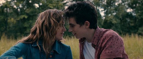 Maika Monroe, Timothée Chalamet - Hot Summer Nights - Filmfotos