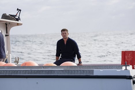 Chris Hemsworth - Chris Hemsworth na pláži žraloků - Z filmu