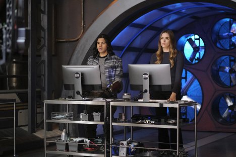 Carlos Valdes, Danielle Panabaker - The Flash - Family Matters, Part 1 - Photos