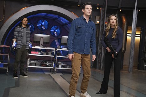 Carlos Valdes, Grant Gustin, Danielle Panabaker - The Flash - Family Matters, Part 1 - Photos