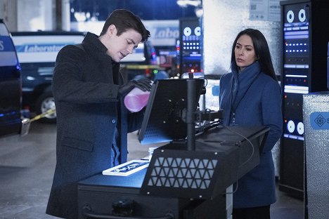 Grant Gustin, Carmen Moore - The Flash - Growing Pains - Photos