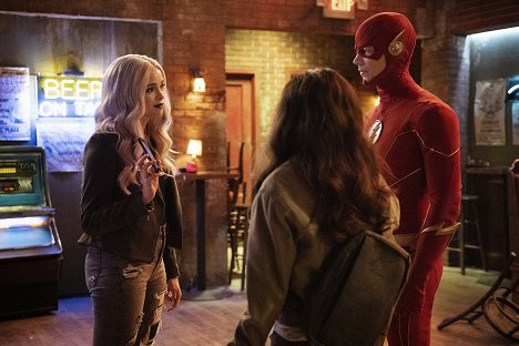 Danielle Panabaker, Grant Gustin - The Flash - Growing Pains - Photos