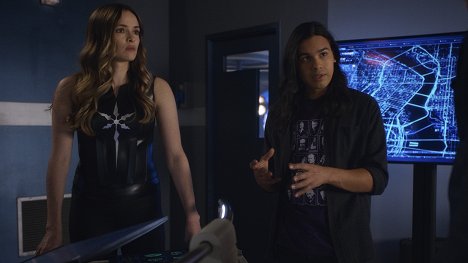 Danielle Panabaker, Carlos Valdes - The Flash - Mother - Photos