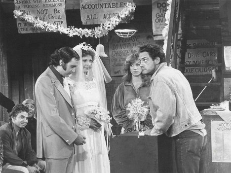 Andy Kaufman, Rita Taggart, Marilu Henner, Christopher Lloyd - Taxi - Paper Marriage - Photos