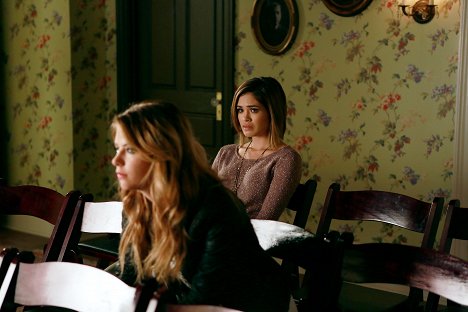 Ashley Benson, Nicole Gale Anderson - Ravenswood - Van film