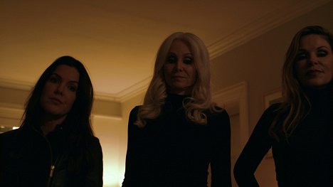 Kira Reed Lorsch, Donna Spangler - Witches of Amityville Academy - Van film