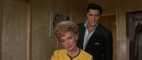 Joan O'Brien, Elvis Presley - Blondes, brunes, rousses - Film