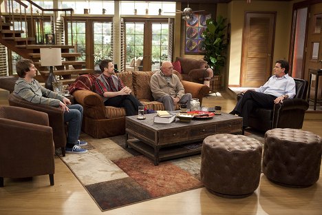 Derek Richardson, Michael Arden, Barry Corbin, Charlie Sheen - Anger Management - Charlie Goes Back to Therapy - Photos