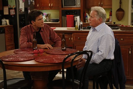 Charlie Sheen, Martin Sheen - Anger Management - Charlie's Dad Visits - De la película