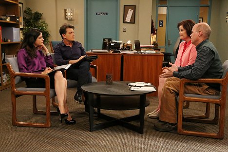Charlie Sheen, Selma Blair, Marypat Farrell - Anger Management - Charlie and Kate Start a Sex Study - Photos