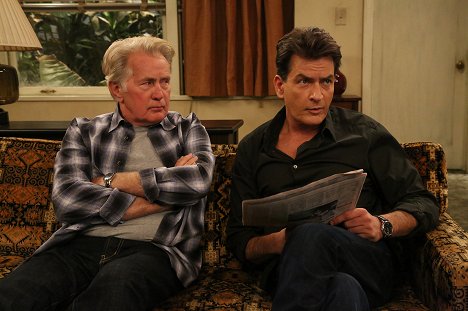 Martin Sheen, Charlie Sheen - Anger Management - Charlie and the Hit and Run - Photos
