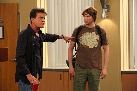 Charlie Sheen, Derek Richardson - Anger Management - Charlie and the Grad Student - Photos