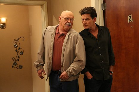 Barry Corbin, Charlie Sheen - Anger Management - Charlie and the Hooker - Z filmu