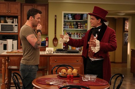 Brian Austin Green, Charlie Sheen - Anger Management - Charlie and the Devil - Photos