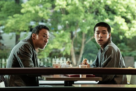 Seong-min Lee, Da-reum Nam - La 8.ª noche - De la película