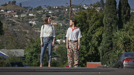 Zoe Lister Jones, Cailee Spaeny - Antes do Fim - De filmes