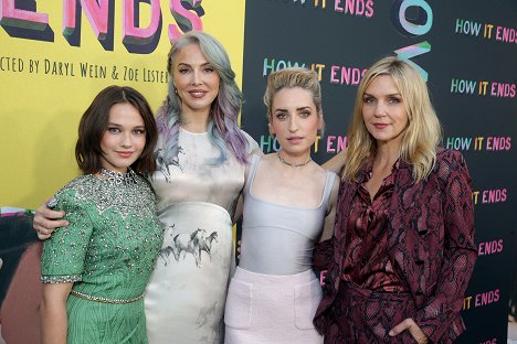 Los Angeles premiere of "How It Ends" at NeueHouse Hollywood on Thursday, July 15, 2021 - Cailee Spaeny, Whitney Cummings, Zoe Lister Jones, Rhea Seehorn - To już koniec - Z imprez