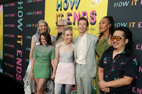 Los Angeles premiere of "How It Ends" at NeueHouse Hollywood on Thursday, July 15, 2021 - Whitney Cummings, Cailee Spaeny, Bradley Whitford, Zoe Lister Jones, Daryl Wein, Tawny Newsome, Bobby Lee - Antes do Fim - De eventos