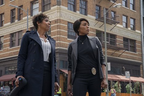 Dawnn Lewis, Angela Bassett - 9-1-1 - Selviytyjät - Kuvat elokuvasta