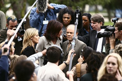 Julie Bowen, Ethan Phillips - Boston Legal - Whose God Is It Anyway? - Photos