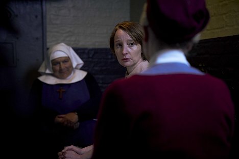 Miriam Margolyes, Emma Lowndes - Call the Midwife - Episode 1 - Film