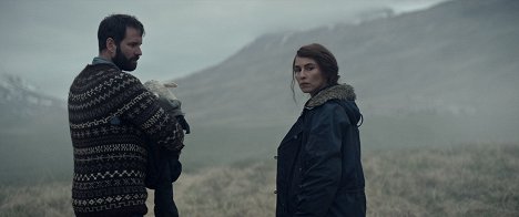Hilmir Snær Guðnason, Noomi Rapace - Dýrið - Van film