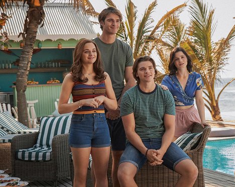 Joey King, Jacob Elordi, Joel Courtney, Meganne Young - The Kissing Booth 3 - Film