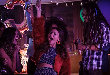 Victoria Justice - Afterlife of the Party - Van film