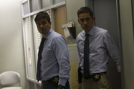 Kyle Chandler, Enrique Murciano - Bloodline - Part 11 - De la película