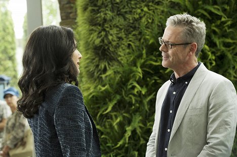 Lisa Edelstein, C. Thomas Howell - Girlfriend's Guide to Divorce - Rule #174: Never Trust Anyone Who Charges by the Hour - Z filmu