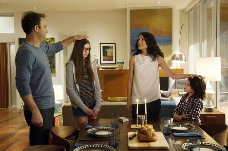 Paul Adelstein, Conner Dwelly, Lisa Edelstein, Dylan Schombing - Girlfriend's Guide to Divorce - Rule #174: Never Trust Anyone Who Charges by the Hour - Filmfotók